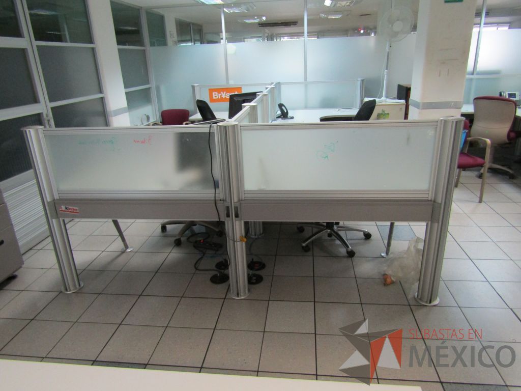 Lote 393 - Estación de trabajo para 4 personas con mampara de vidrio y 4 archiveros de 3 cajones - Imagen 8