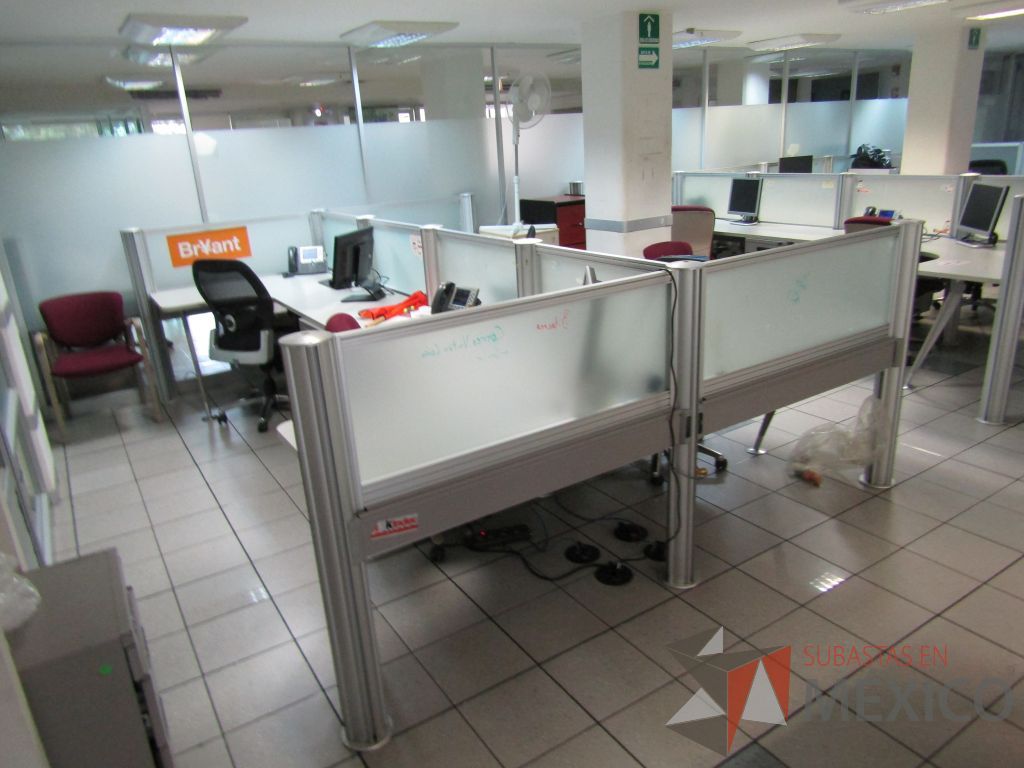 Lote 393 - Estación de trabajo para 4 personas con mampara de vidrio y 4 archiveros de 3 cajones - Imagen 6