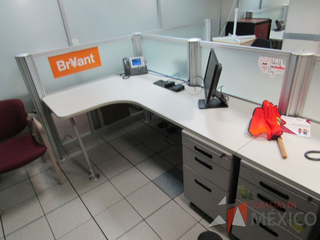 Lote 393 - Estación de trabajo para 4 personas con mampara de vidrio y 4 archiveros de 3 cajones - Imagen 3