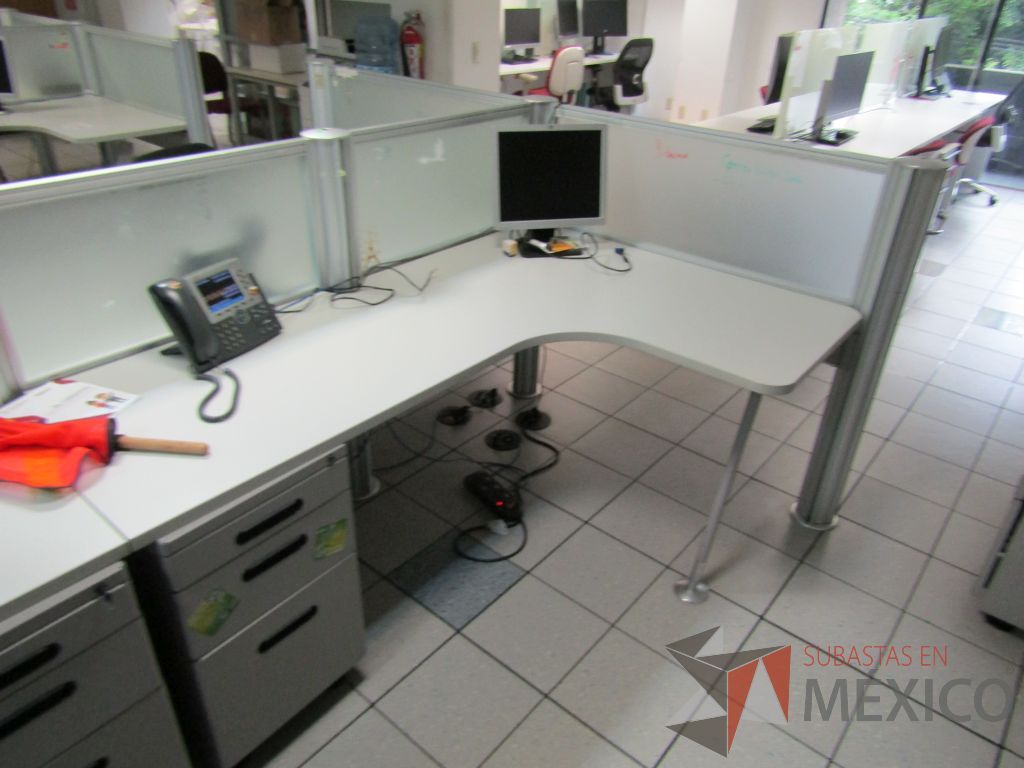 Lote 393 - Estación de trabajo para 4 personas con mampara de vidrio y 4 archiveros de 3 cajones - Imagen 7