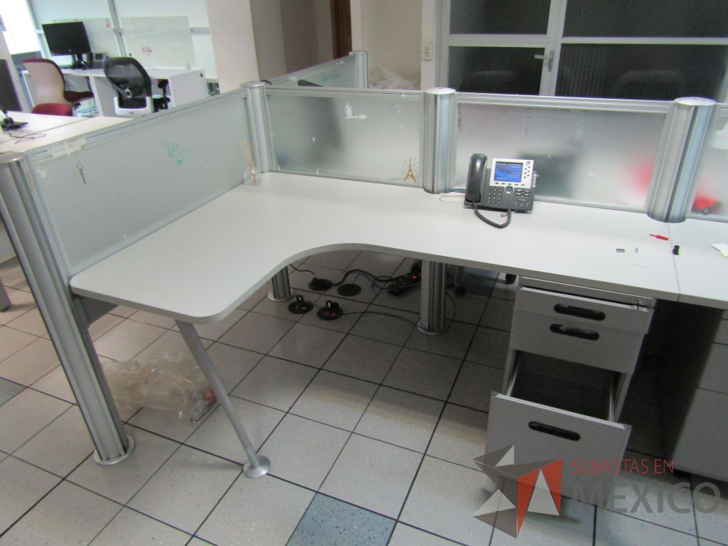 Lote 393 - Estación de trabajo para 4 personas con mampara de vidrio y 4 archiveros de 3 cajones