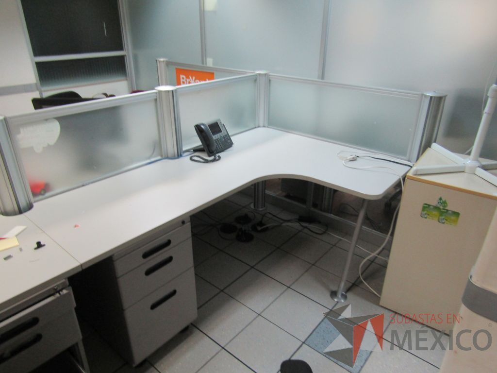 Lote 393 - Estación de trabajo para 4 personas con mampara de vidrio y 4 archiveros de 3 cajones - Imagen 4