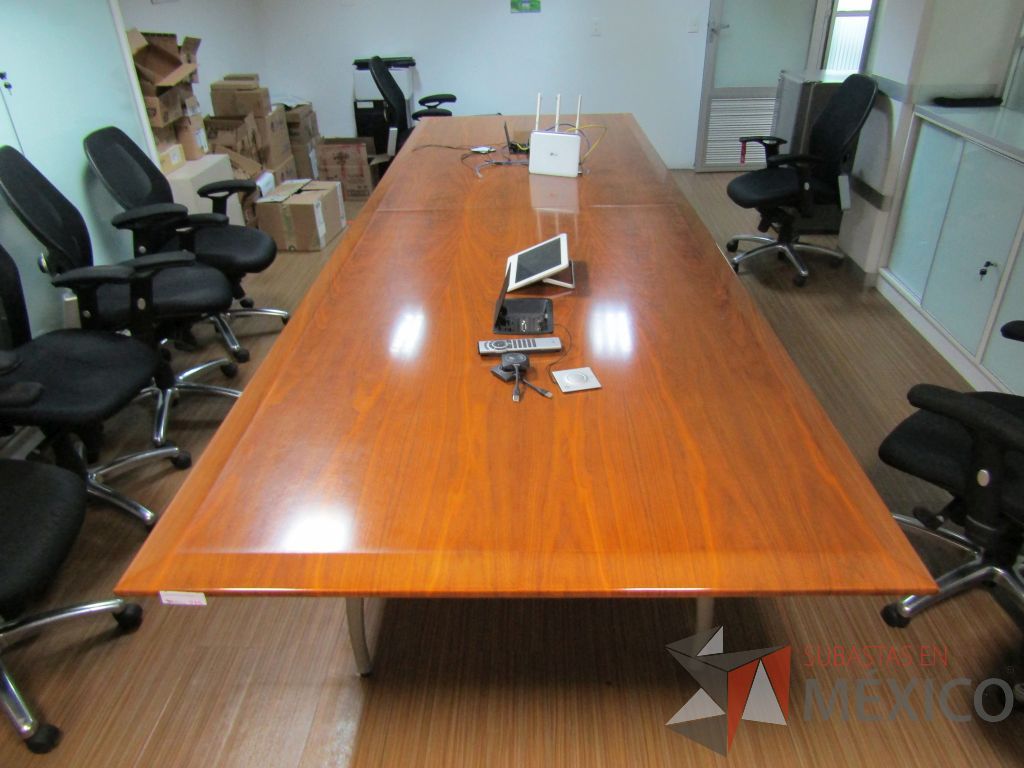 Lote 400 - Mesa de sala de juntas para 12 personas y 2 cubiertas con accesorios para conexión - Imagen 9