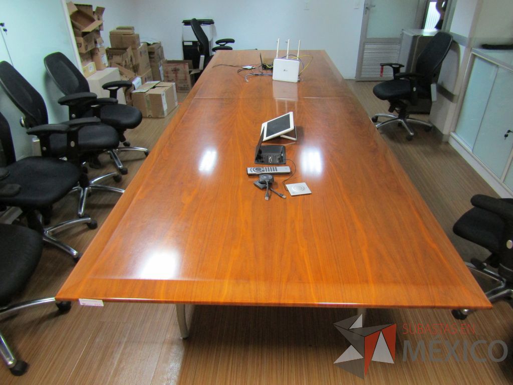 Lote 400 - Mesa de sala de juntas para 12 personas y 2 cubiertas con accesorios para conexión - Imagen 8