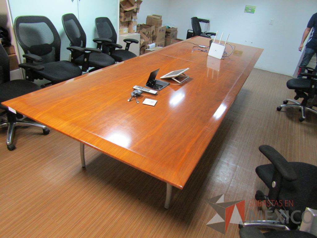 Lote 400 - Mesa de sala de juntas para 12 personas y 2 cubiertas con accesorios para conexión - Imagen 7