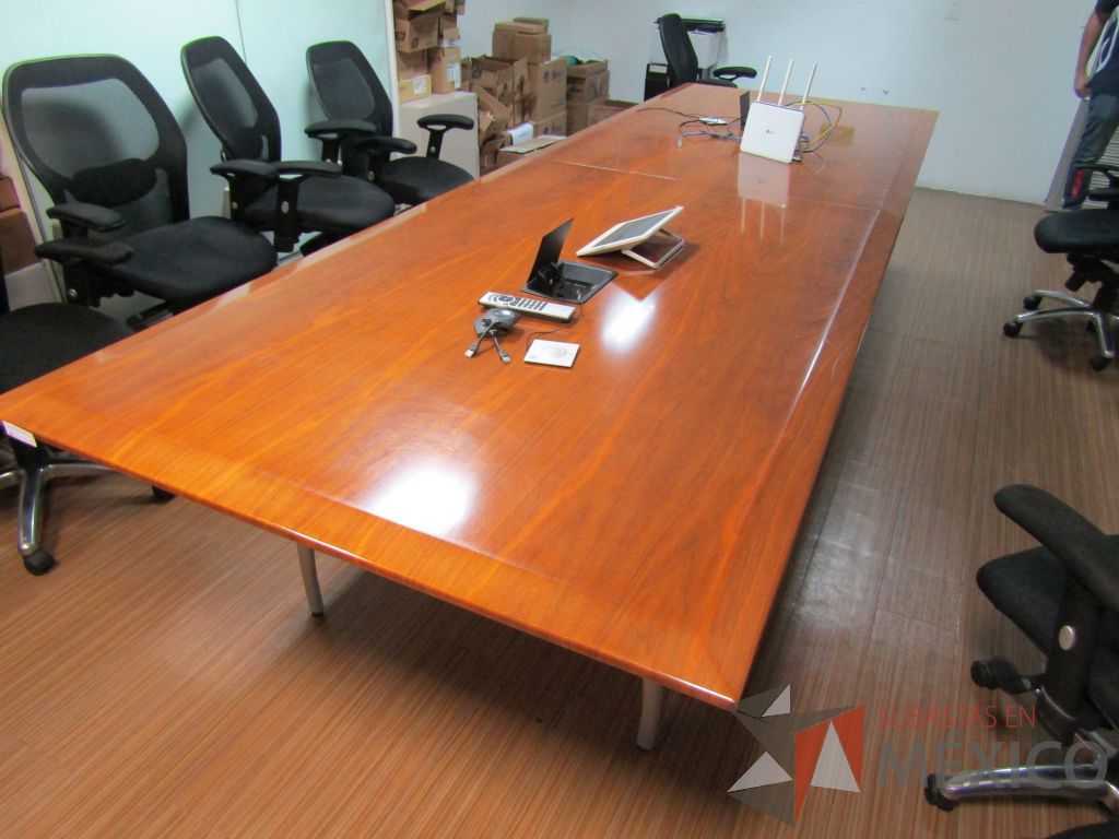 Lote 400 - Mesa de sala de juntas para 12 personas y 2 cubiertas con accesorios para conexión - Imagen 6