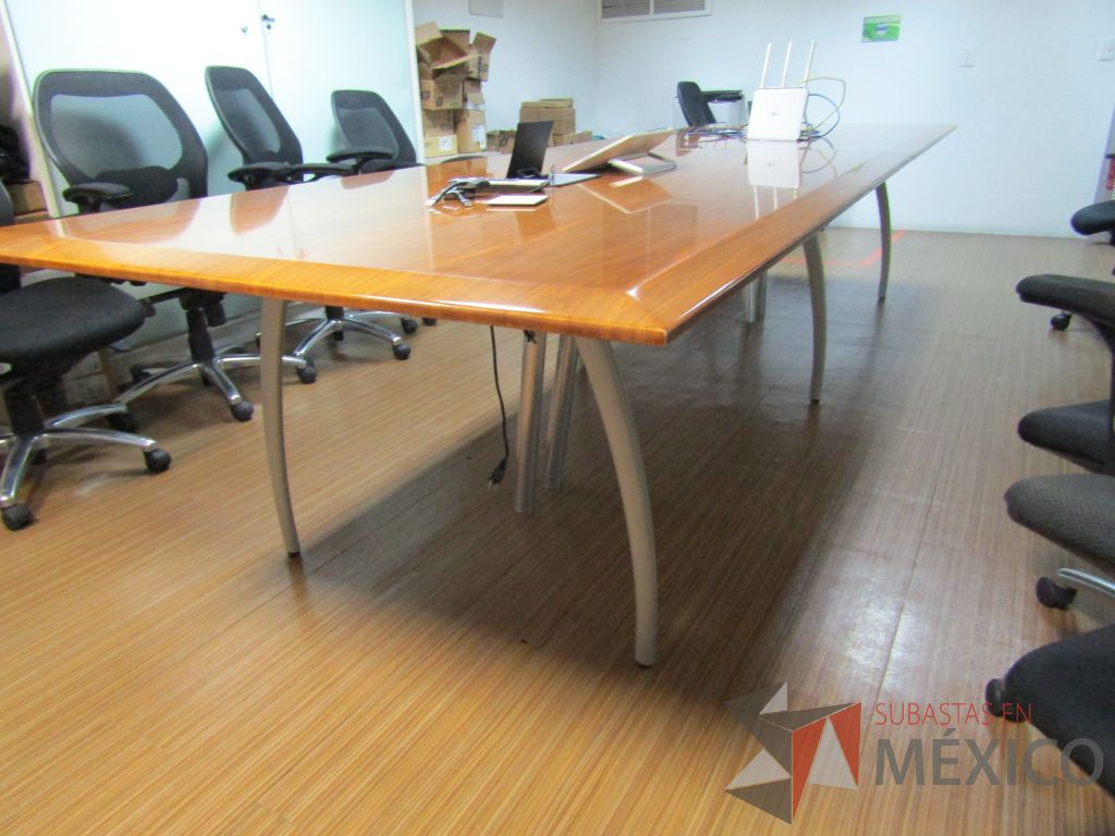 Lote 400 - Mesa de sala de juntas para 12 personas y 2 cubiertas con accesorios para conexión - Imagen 3
