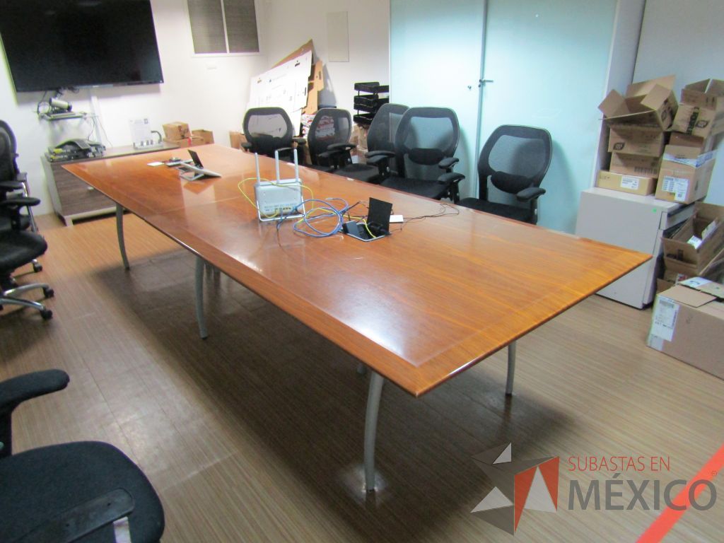 Lote 400 - Mesa de sala de juntas para 12 personas y 2 cubiertas con accesorios para conexión - Imagen 2