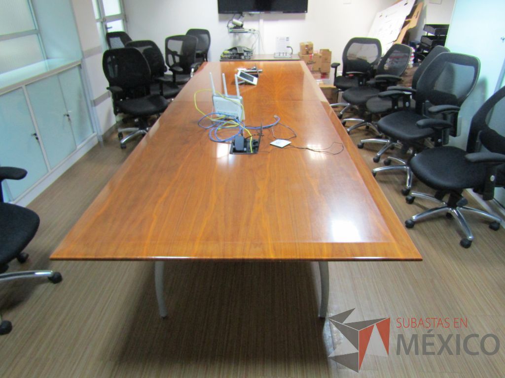 Lote 400 - Mesa de sala de juntas para 12 personas y 2 cubiertas con accesorios para conexión - Imagen 4