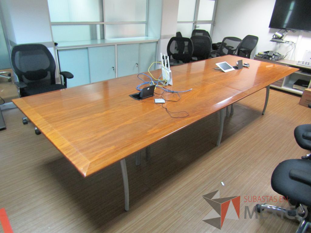 Lote 400 - Mesa de sala de juntas para 12 personas y 2 cubiertas con accesorios para conexión