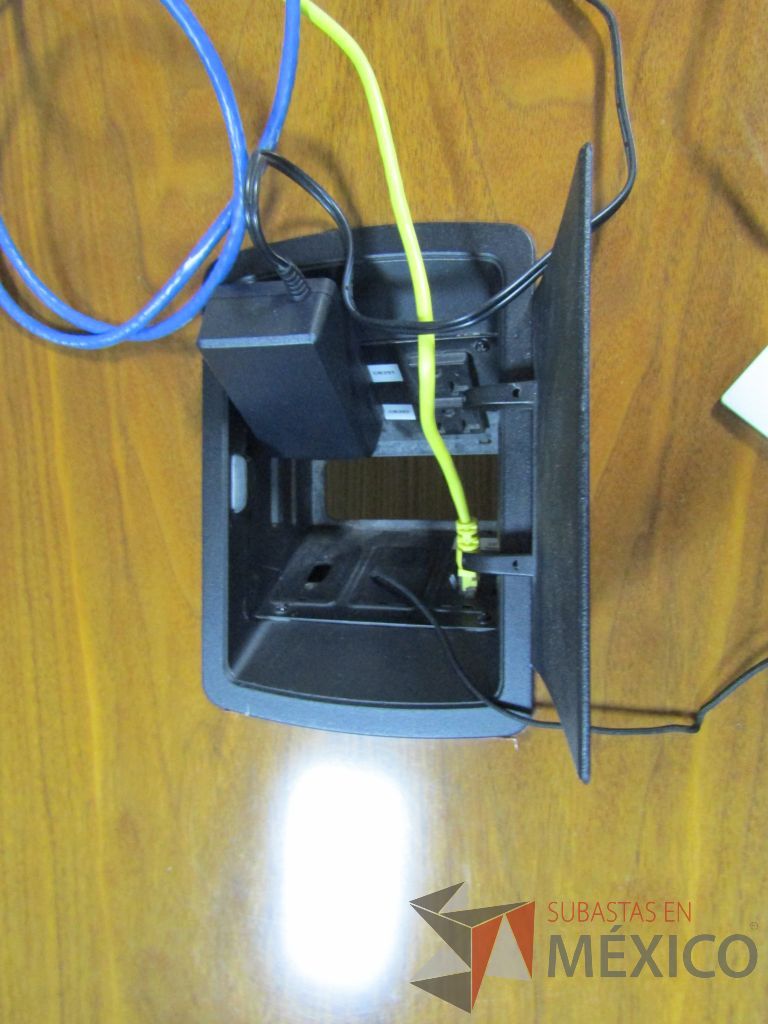 Lote 400 - Mesa de sala de juntas para 12 personas y 2 cubiertas con accesorios para conexión - Imagen 5