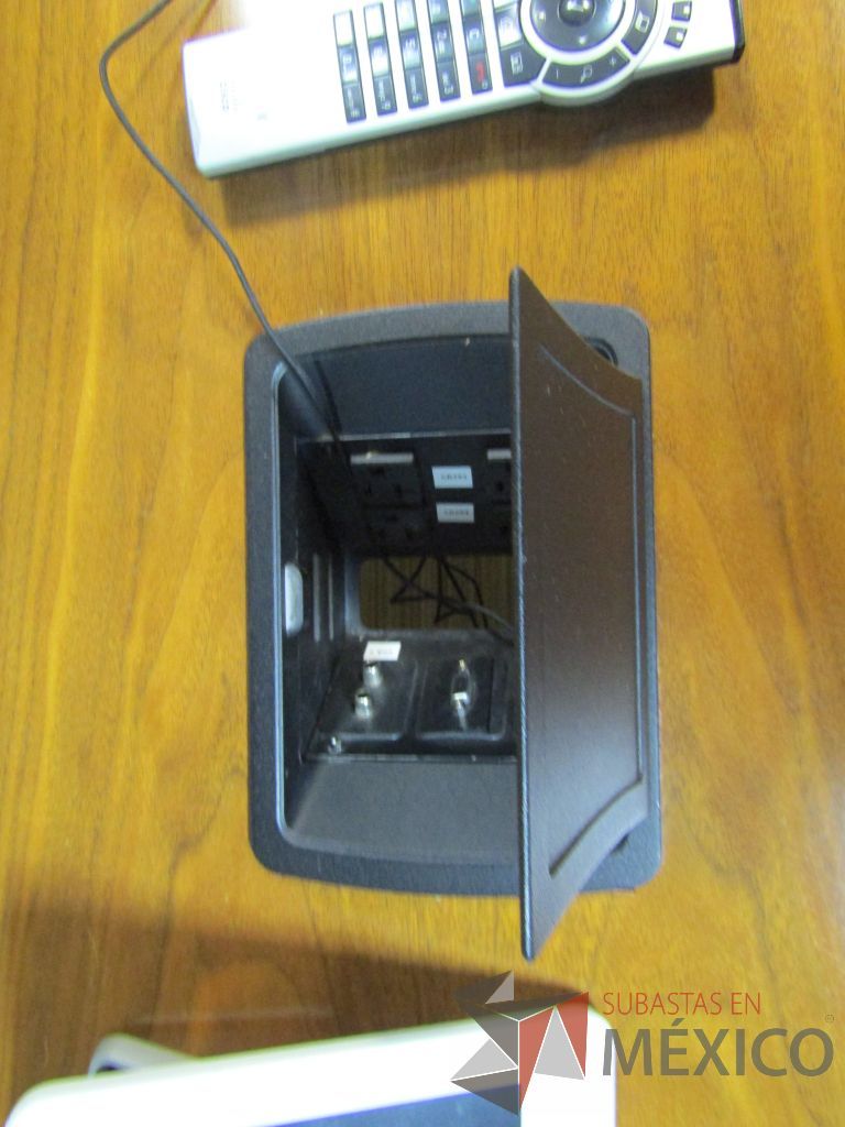 Lote 400 - Mesa de sala de juntas para 12 personas y 2 cubiertas con accesorios para conexión - Imagen 10