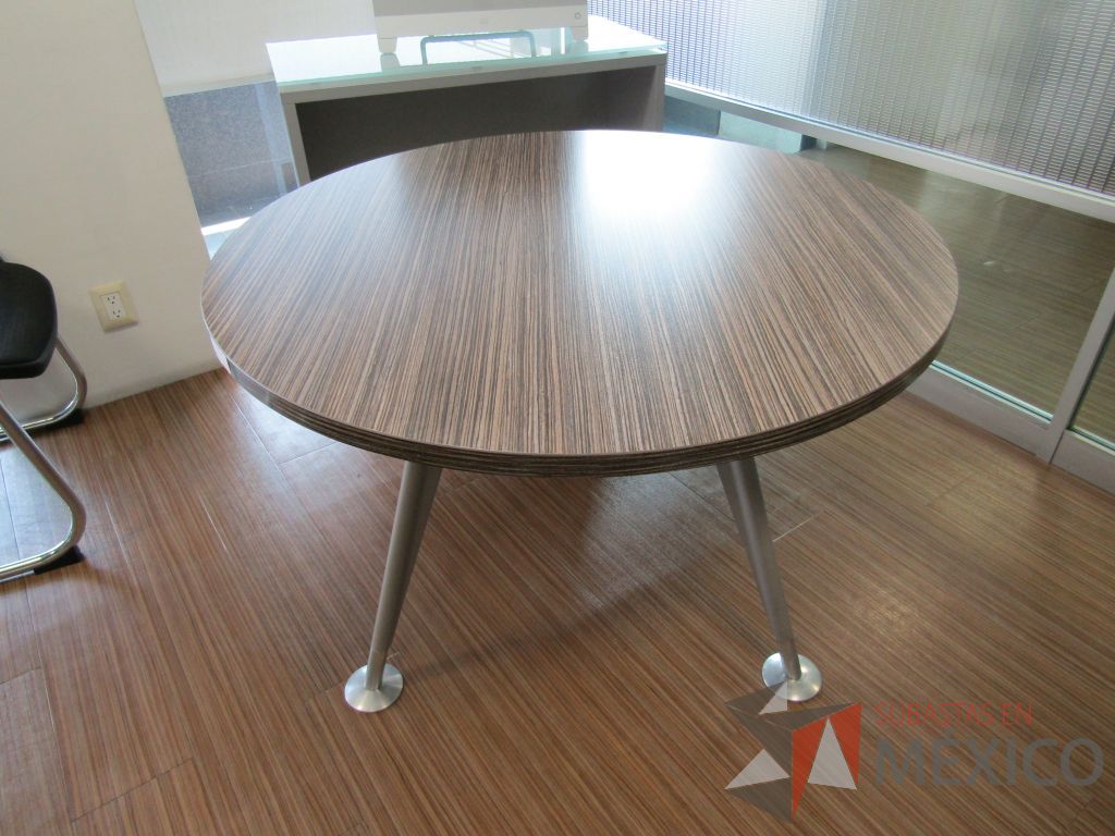 Lote 403 - Mesa circular patas metálicas y cubierta color madera - Imagen 3