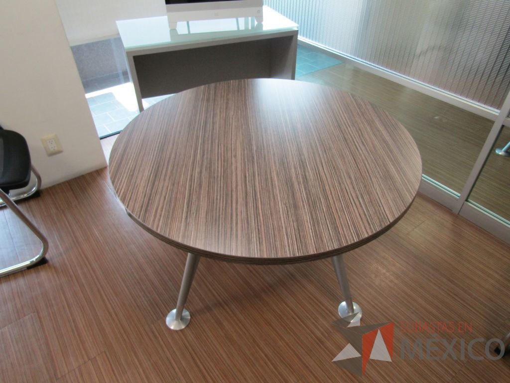 Lote 403 - Mesa circular patas metálicas y cubierta color madera - Imagen 4