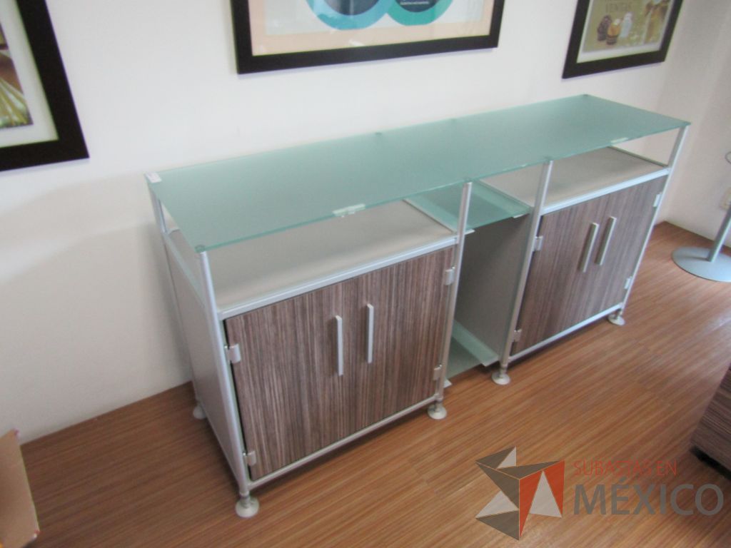 Lote 406 - Credenza con 4 puertas y 2 entrepaños con cubierta de cristal - Imagen 2