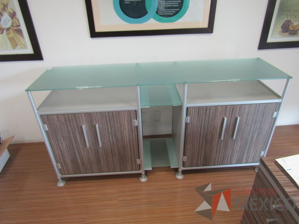 Lote 406 - Credenza con 4 puertas y 2 entrepaños con cubierta de cristal