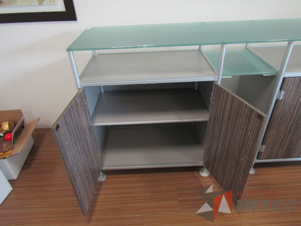 Lote 406 - Credenza con 4 puertas y 2 entrepaños con cubierta de cristal - Imagen 3