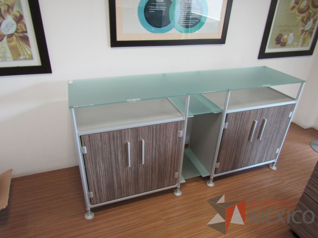 Lote 406 - Credenza con 4 puertas y 2 entrepaños con cubierta de cristal - Imagen 5
