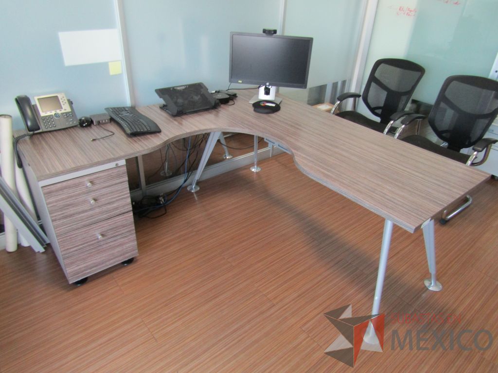 Lote 408 - Escritorio en escuadra con archivero de 3 cajones