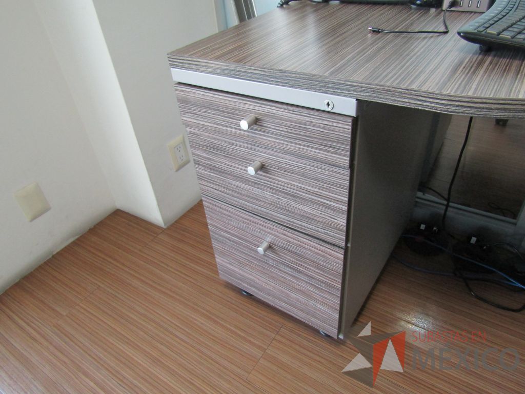 Lote 408 - Escritorio en escuadra con archivero de 3 cajones - Imagen 7