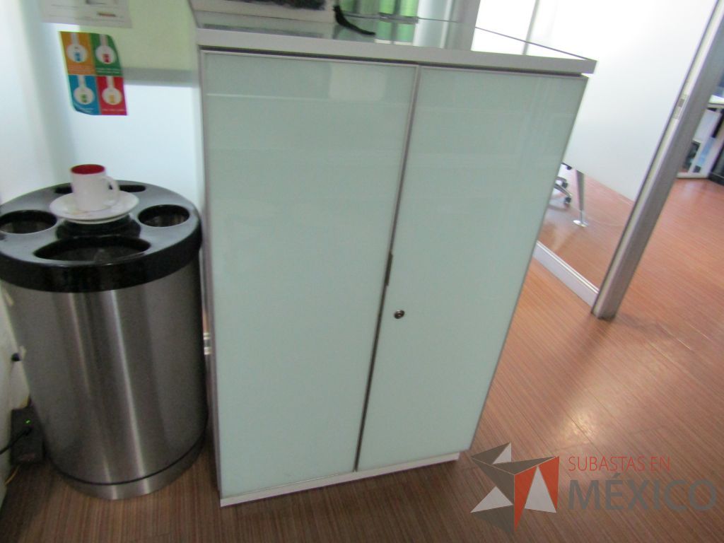 Lote 410 - Gabinete con 2 puertas y 2 entrepaños - Imagen 3
