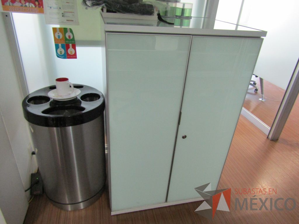 Lote 410 - Gabinete con 2 puertas y 2 entrepaños - Imagen 2
