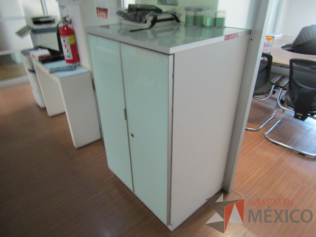 Lote 410 - Gabinete con 2 puertas y 2 entrepaños