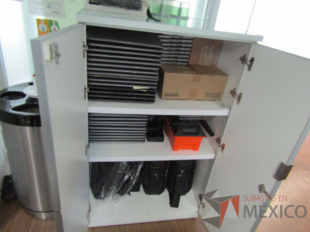 Lote 410 - Gabinete con 2 puertas y 2 entrepaños - Imagen 4