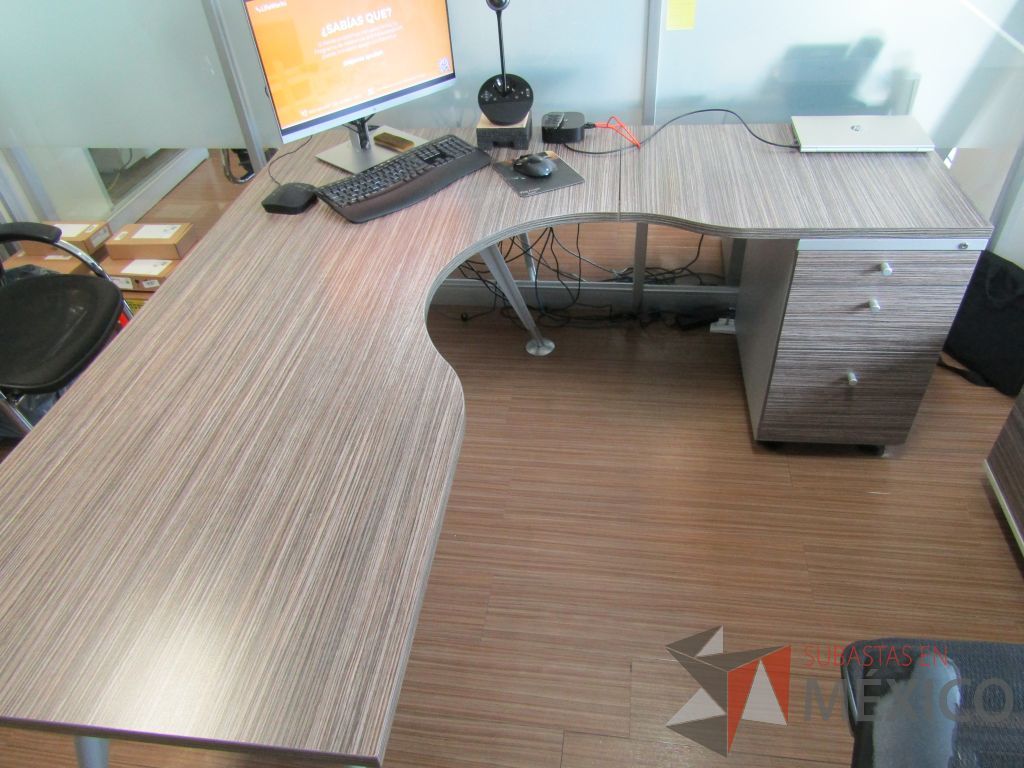 Lote 411 - Escritorio en escuadra con archivero de 3 cajones - Imagen 7