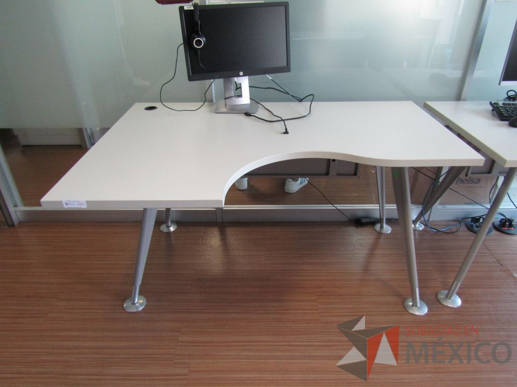 Lote 412 - Escritorio con patas metálicas y cubierta con orificio para cable - Imagen 5