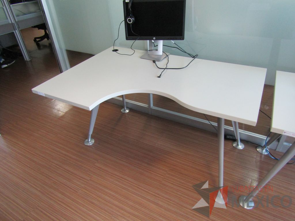 Lote 412 - Escritorio con patas metálicas y cubierta con orificio para cable