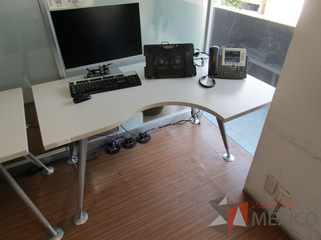 Lote 413 - Escritorio con patas metálicas y cubierta con orificio para cable