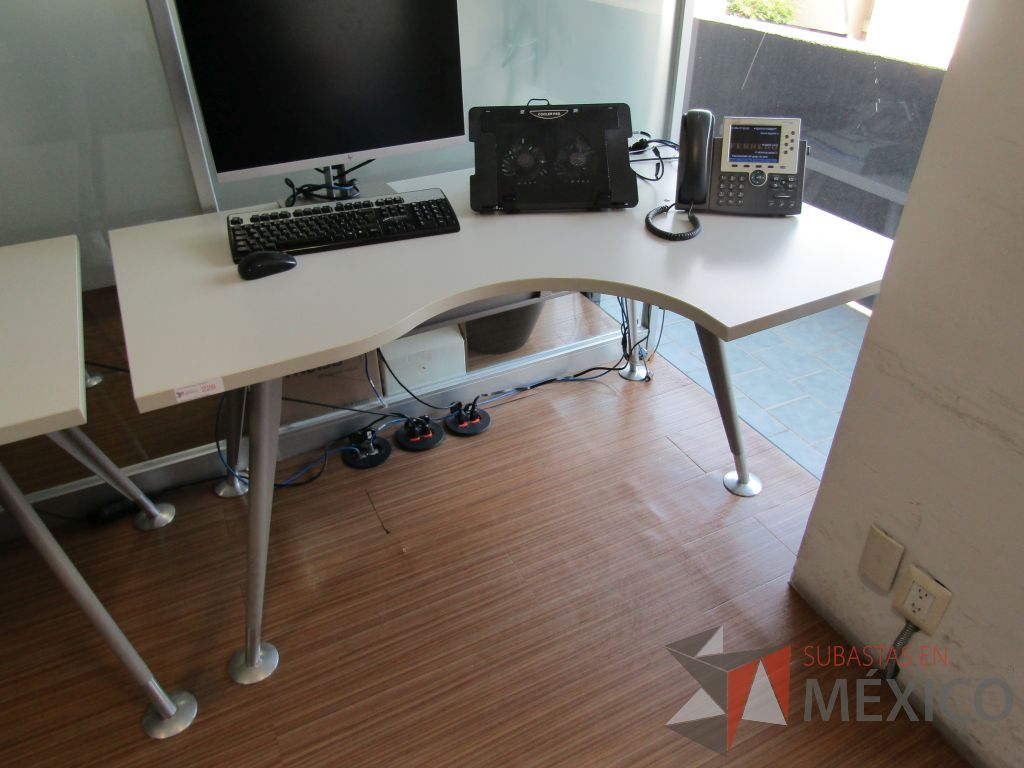 Lote 413 - Escritorio con patas metálicas y cubierta con orificio para cable - Imagen 3