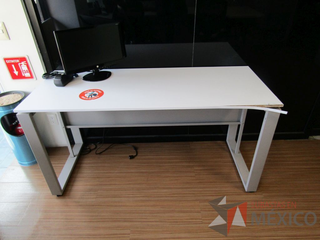 Lote 414 - Escritorio con estructura metálica con cubierta color blanco