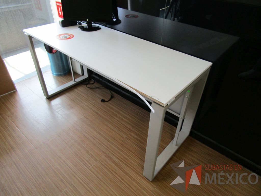Lote 414 - Escritorio con estructura metálica con cubierta color blanco - Imagen 3