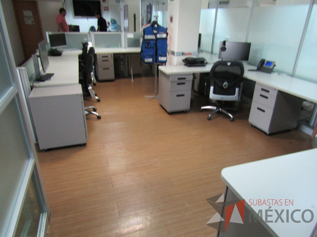 Lote 095 - Estación de trabajo para 8 personas con mampara de vidrio y 8 archiveros - Imagen 18