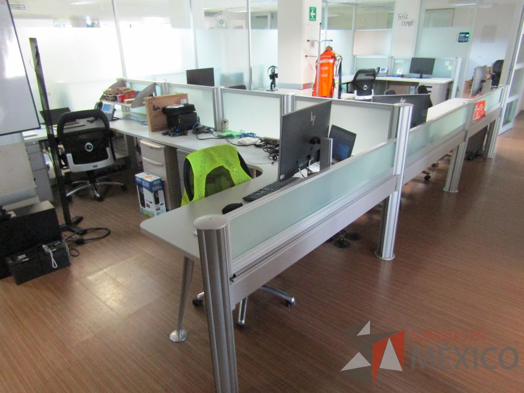 Lote 095 - Estación de trabajo para 8 personas con mampara de vidrio y 8 archiveros - Imagen 5