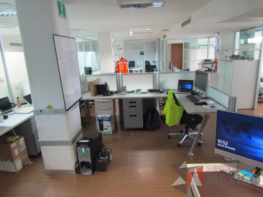 Lote 095 - Estación de trabajo para 8 personas con mampara de vidrio y 8 archiveros - Imagen 16
