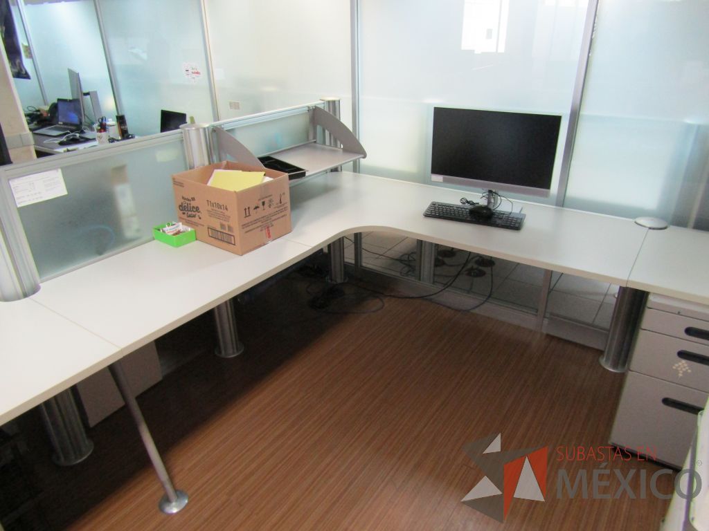 Lote 095 - Estación de trabajo para 8 personas con mampara de vidrio y 8 archiveros - Imagen 7