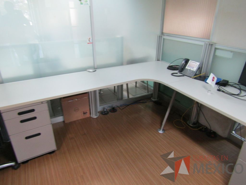 Lote 095 - Estación de trabajo para 8 personas con mampara de vidrio y 8 archiveros - Imagen 4