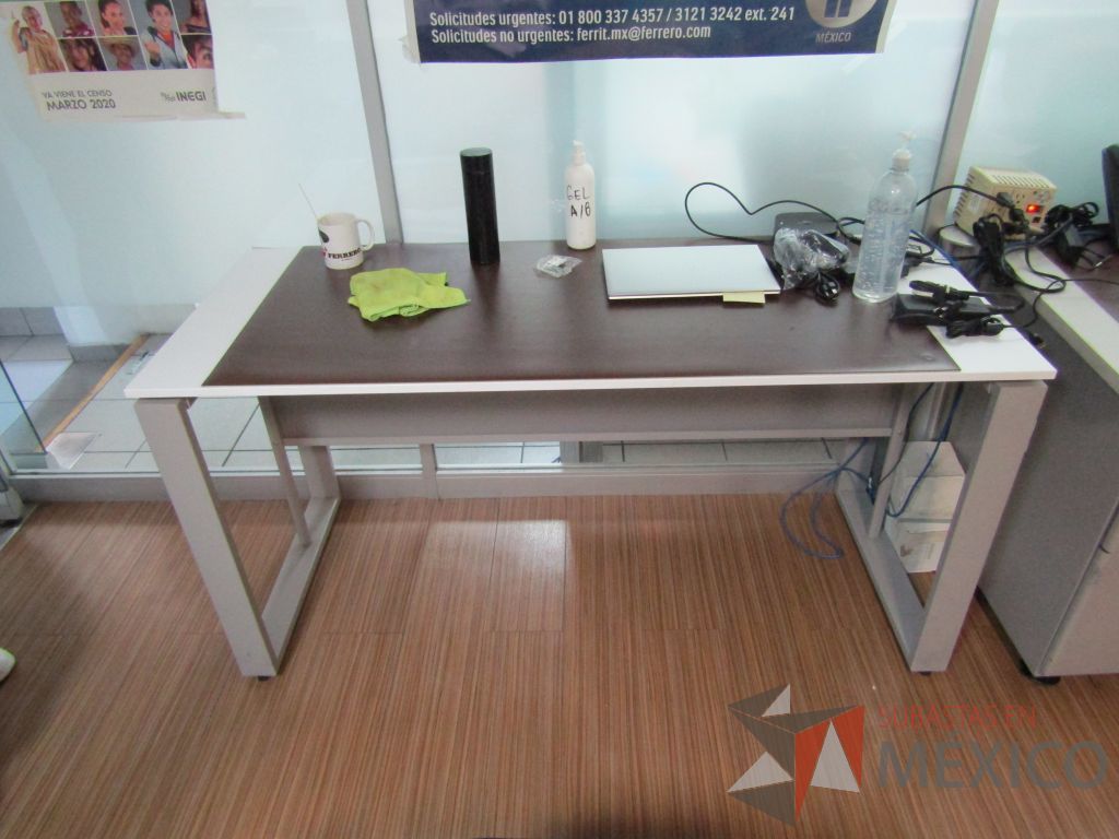 Lote 417 - Escritorio con estructura metálica con cubierta color blanco - Imagen 2