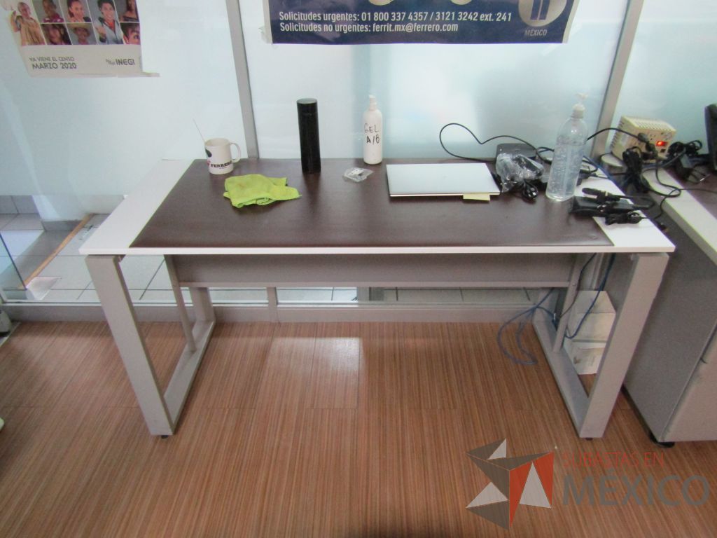 Lote 417 - Escritorio con estructura metálica con cubierta color blanco