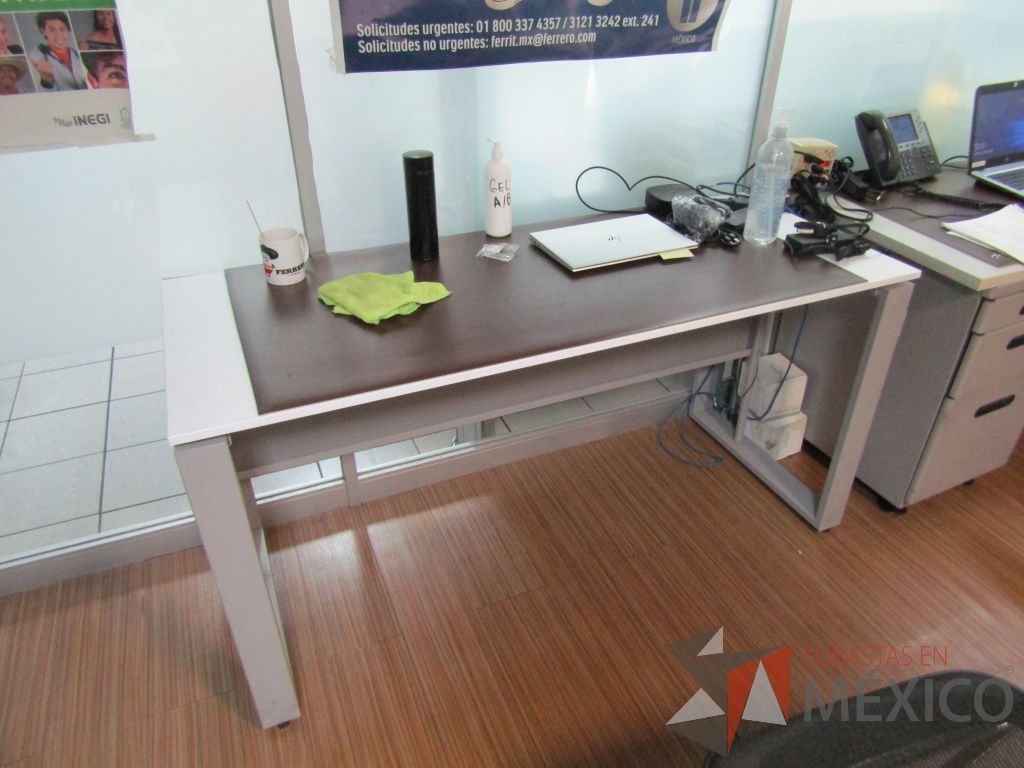 Lote 417 - Escritorio con estructura metálica con cubierta color blanco - Imagen 3