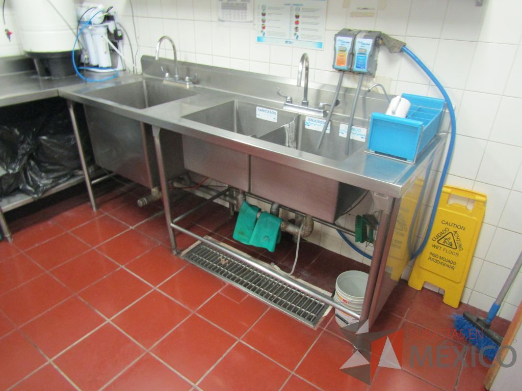 Lote 456 - Mesa de lavado con 2 tarjas y una repisa en acero inoxidable - Imagen 5