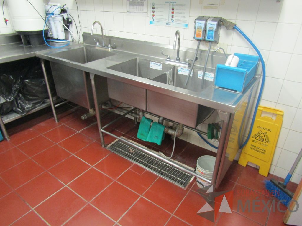 Lote 456 - Mesa de lavado con 2 tarjas y una repisa en acero inoxidable - Imagen 6