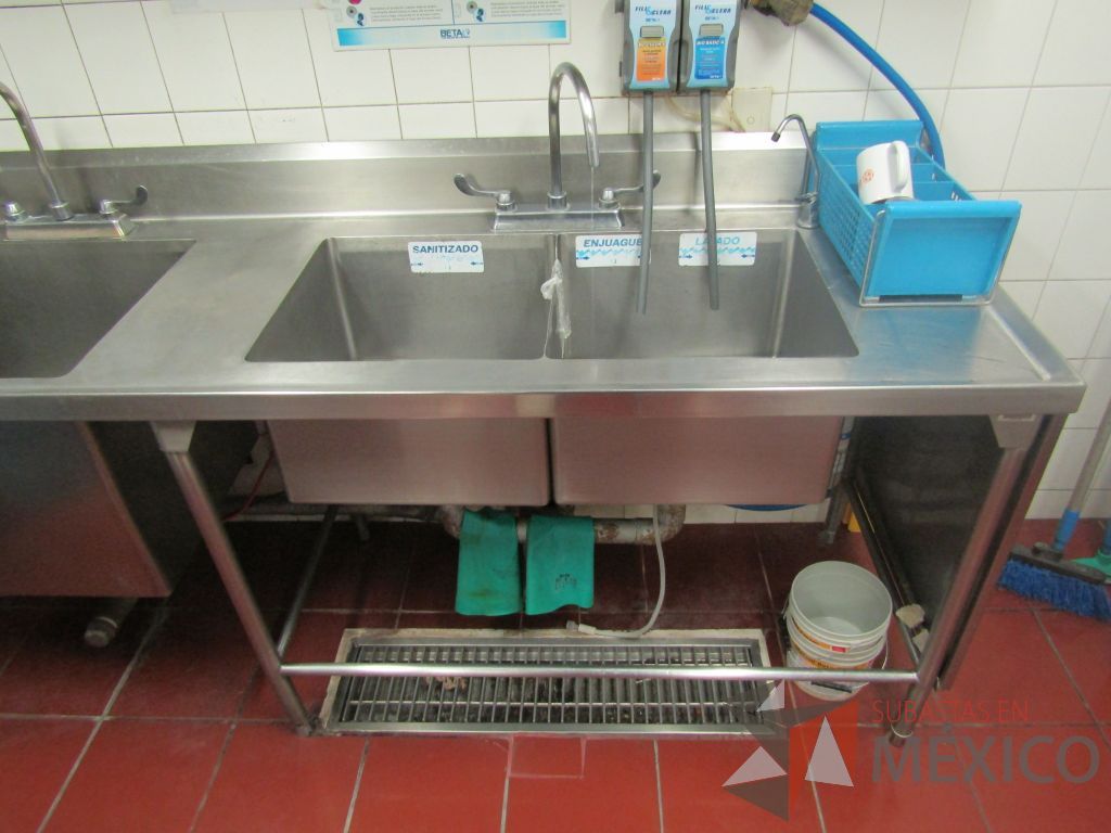 Lote 456 - Mesa de lavado con 2 tarjas y una repisa en acero inoxidable - Imagen 10