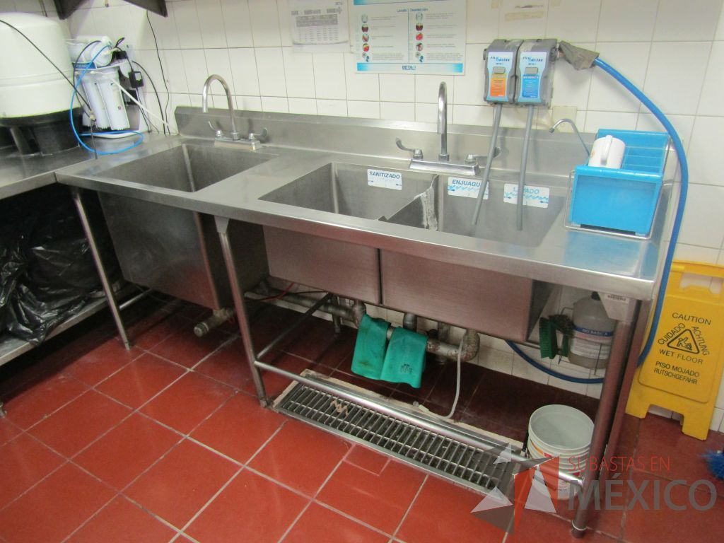 Lote 456 - Mesa de lavado con 2 tarjas y una repisa en acero inoxidable - Imagen 12