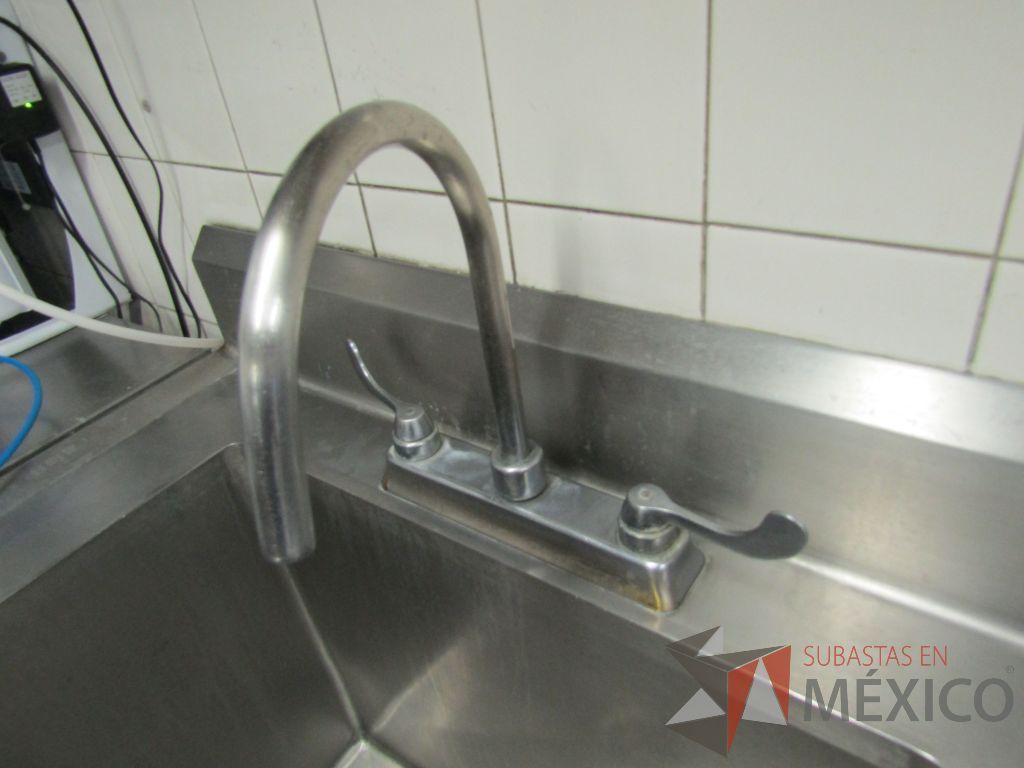 Lote 456 - Mesa de lavado con 2 tarjas y una repisa en acero inoxidable - Imagen 19