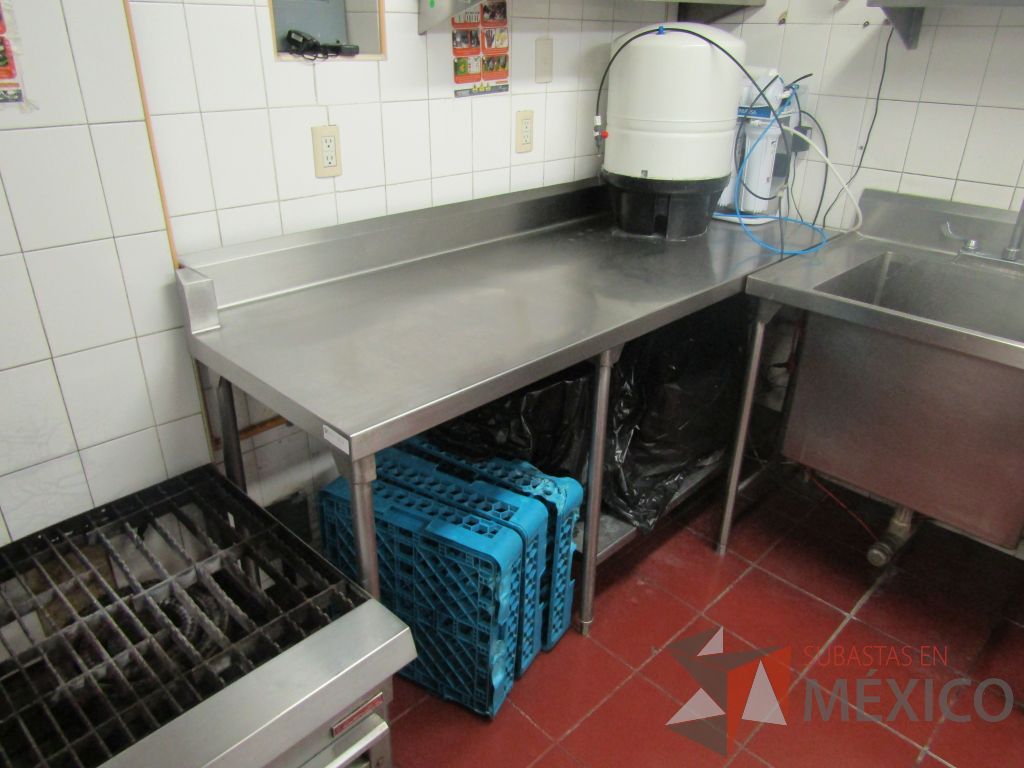Lote 457 - Mesa de trabajo con 1 entrepaño de acero inoxidable