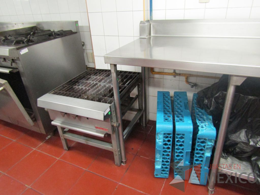 Lote 457 - Mesa de trabajo con 1 entrepaño de acero inoxidable - Imagen 5